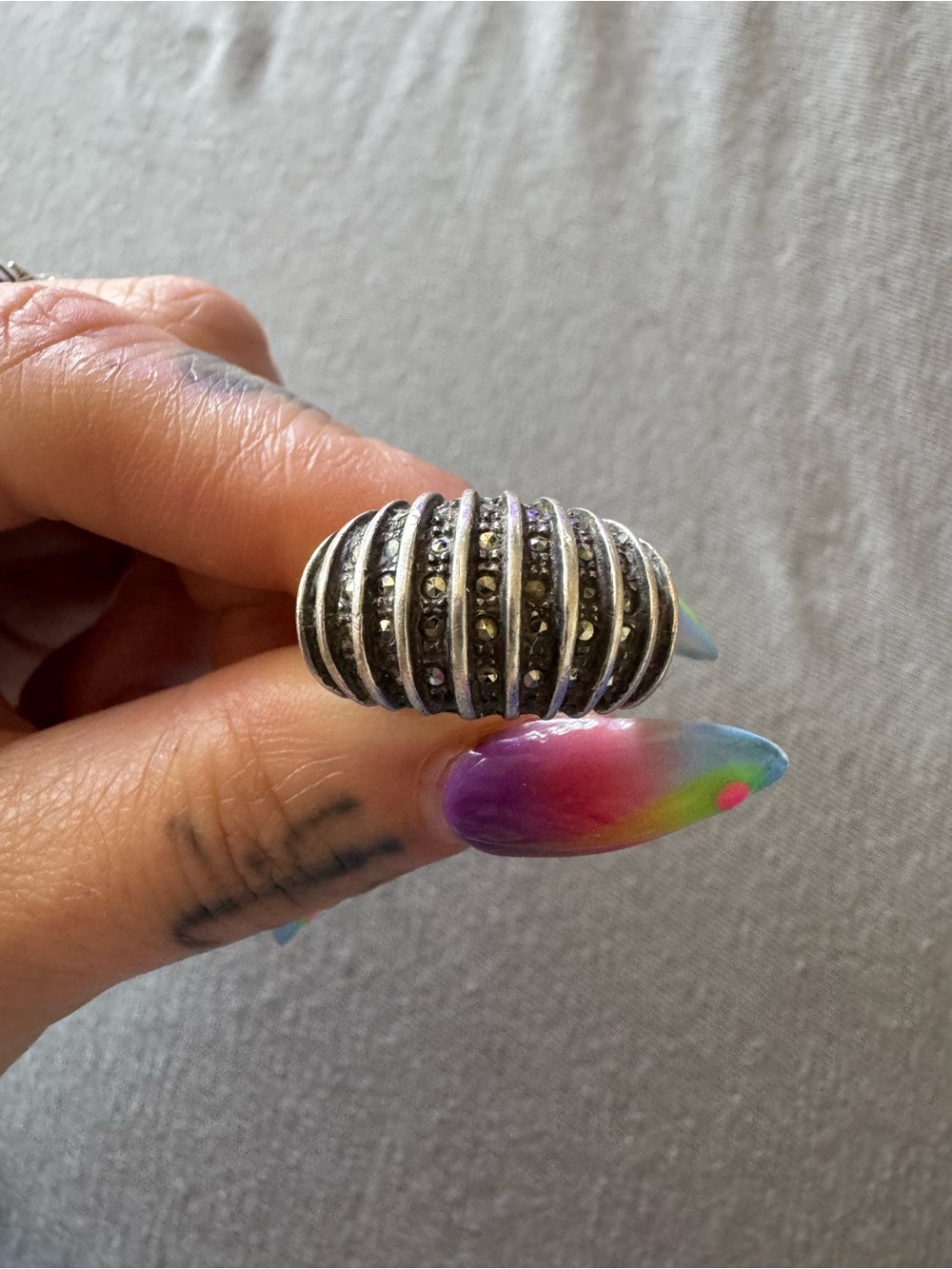 Sterling Silver Vintage Ribbed Marcasite Dome Ring - Picture 3 of 6